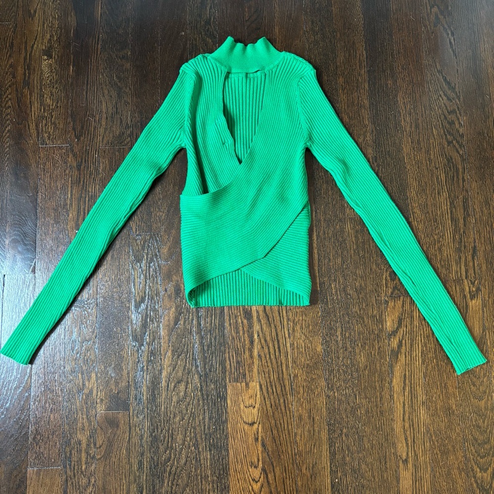 LIKE NEW Lulus Criss Cross Bqck Sweater